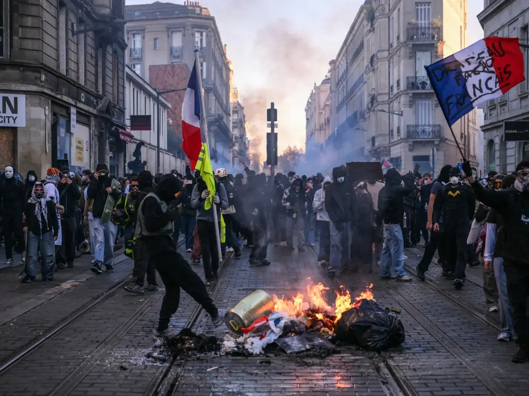 PICS | Fresh clashes break out in France as over 320,000 take part in protests